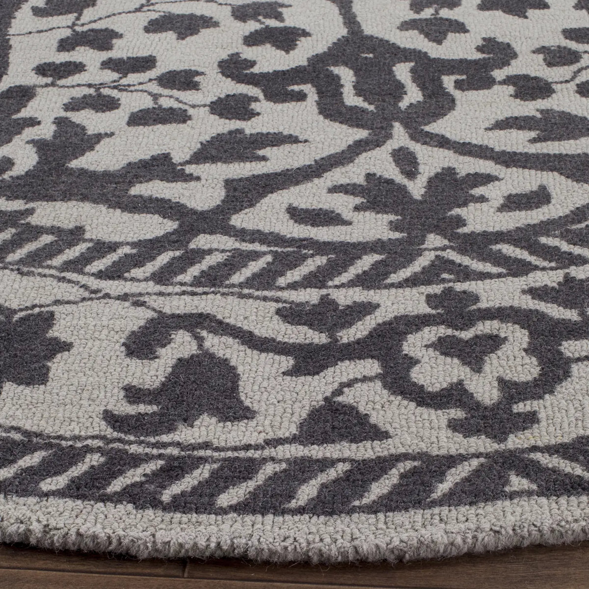 Safavieh Restoration Vintage 6'-0" x 6'-0" Rug in Silver / Grey