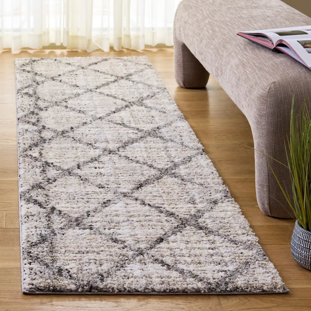Safavieh Everett Shag 2'-3" x 8'-0" Rug in Ivory / Grey