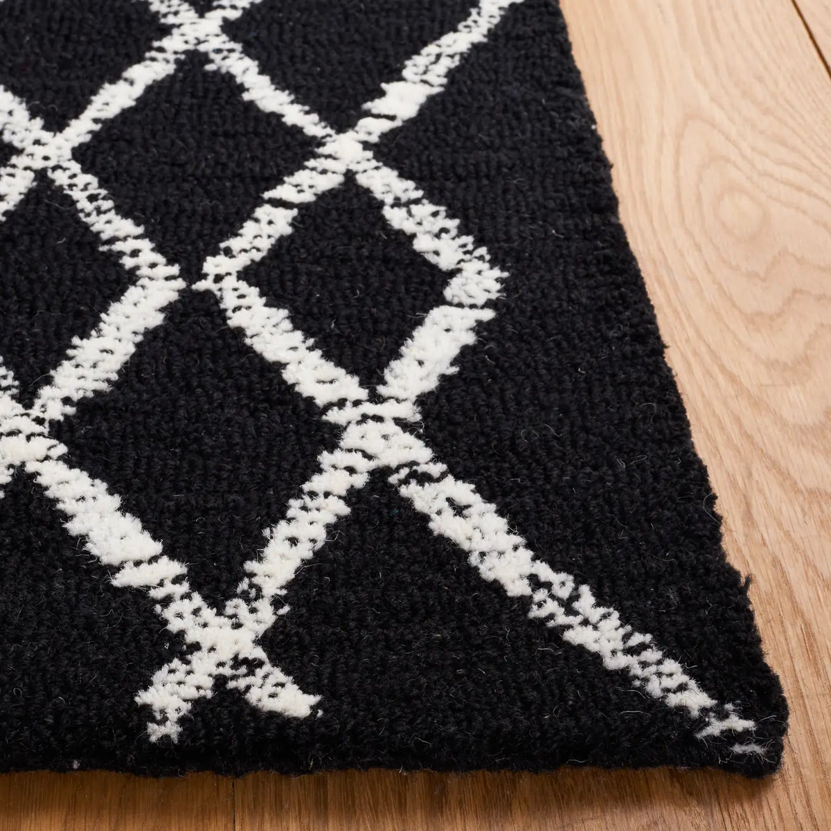 Safavieh Metro 4'-0" x 6'-0" Rug in Black / Ivory