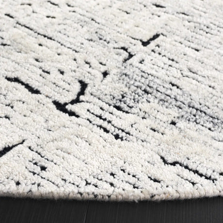 Safavieh Kenya 6'-0" x 6'-0" Rug in Ivory / Black