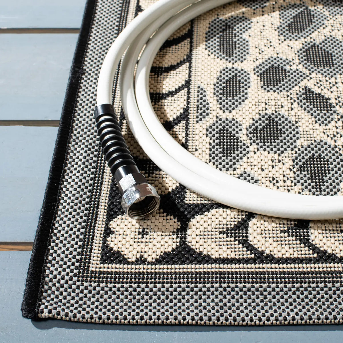 Safavieh Courtyard 4'-0" x 5'-7" Rug in Grey / Black