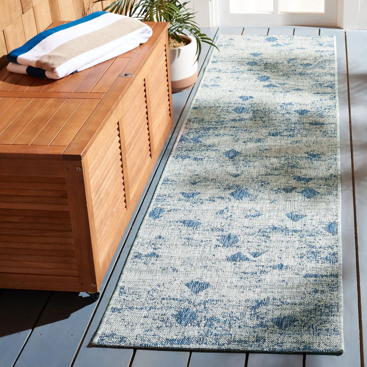 Safavieh Courtyard 2'-2" x 9'-0" Rug in Grey / Navy
