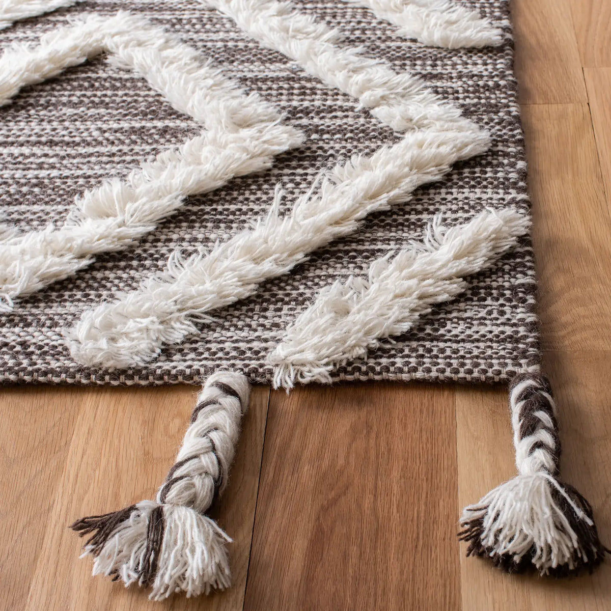 Safavieh Kenya 4'-0" x 6'-0" Rug in Brown / Ivory