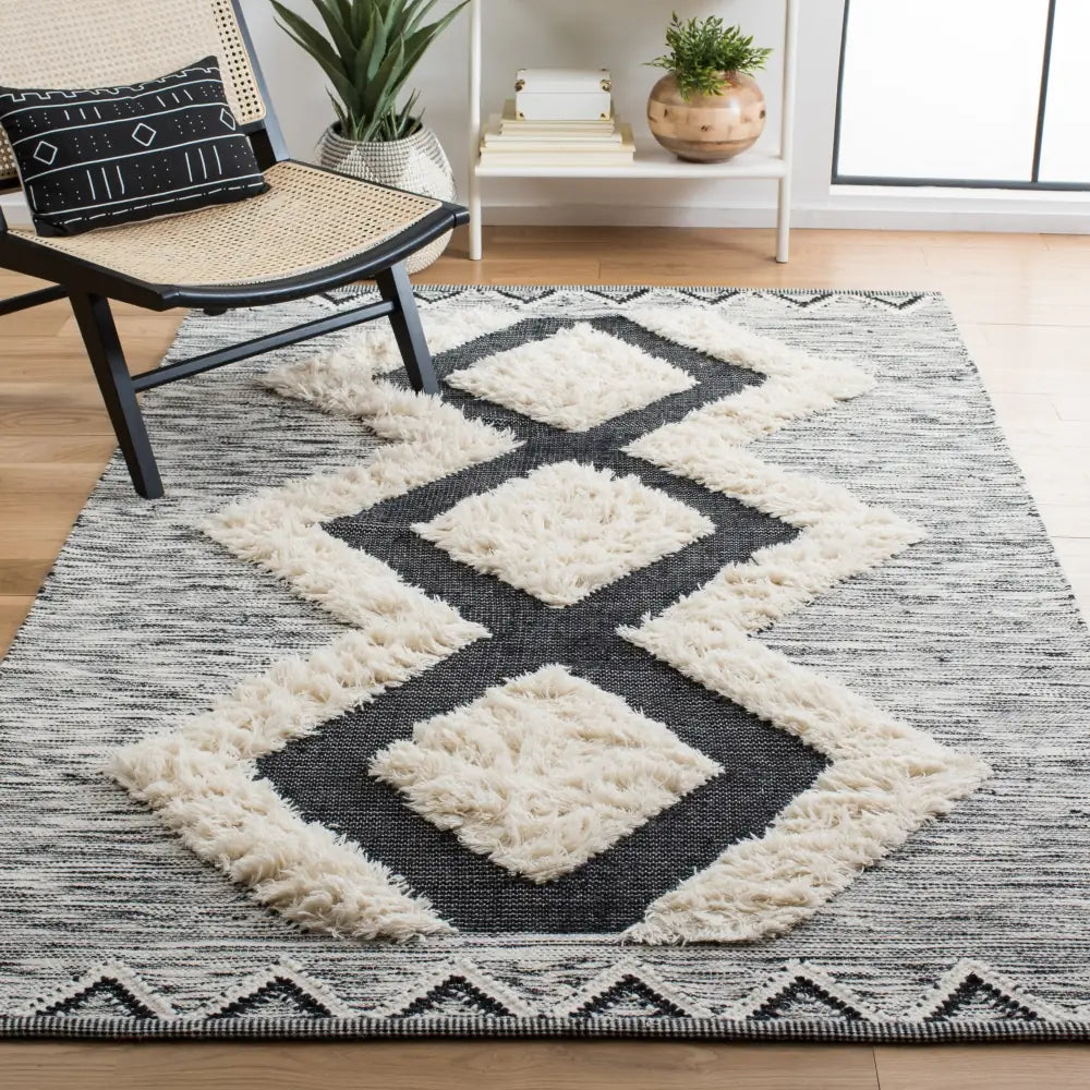 Safavieh Kenya 6'-0" x 9'-0" Rug in Ivory / Black