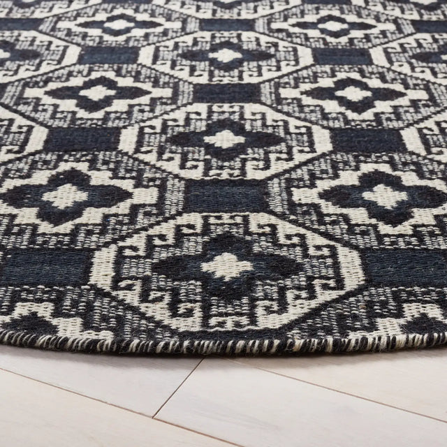 Safavieh Kilim 6'-0" x 6'-0" Rug in Black / Ivory