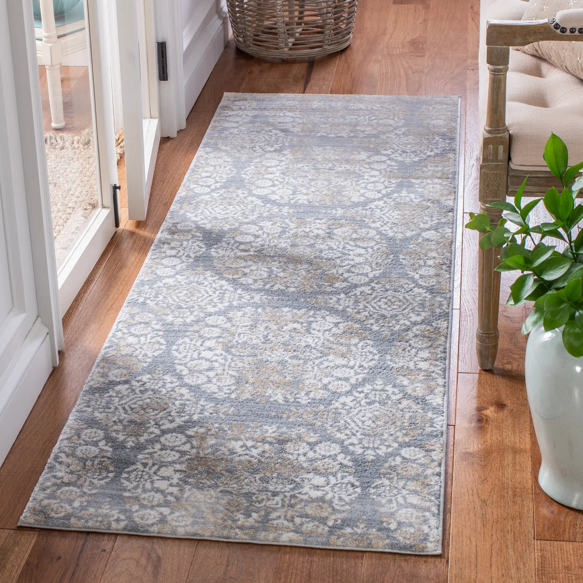 Safavieh Martha Stewart Isabella 2'-2" x 7'-0" Rug in Silver / Ivory