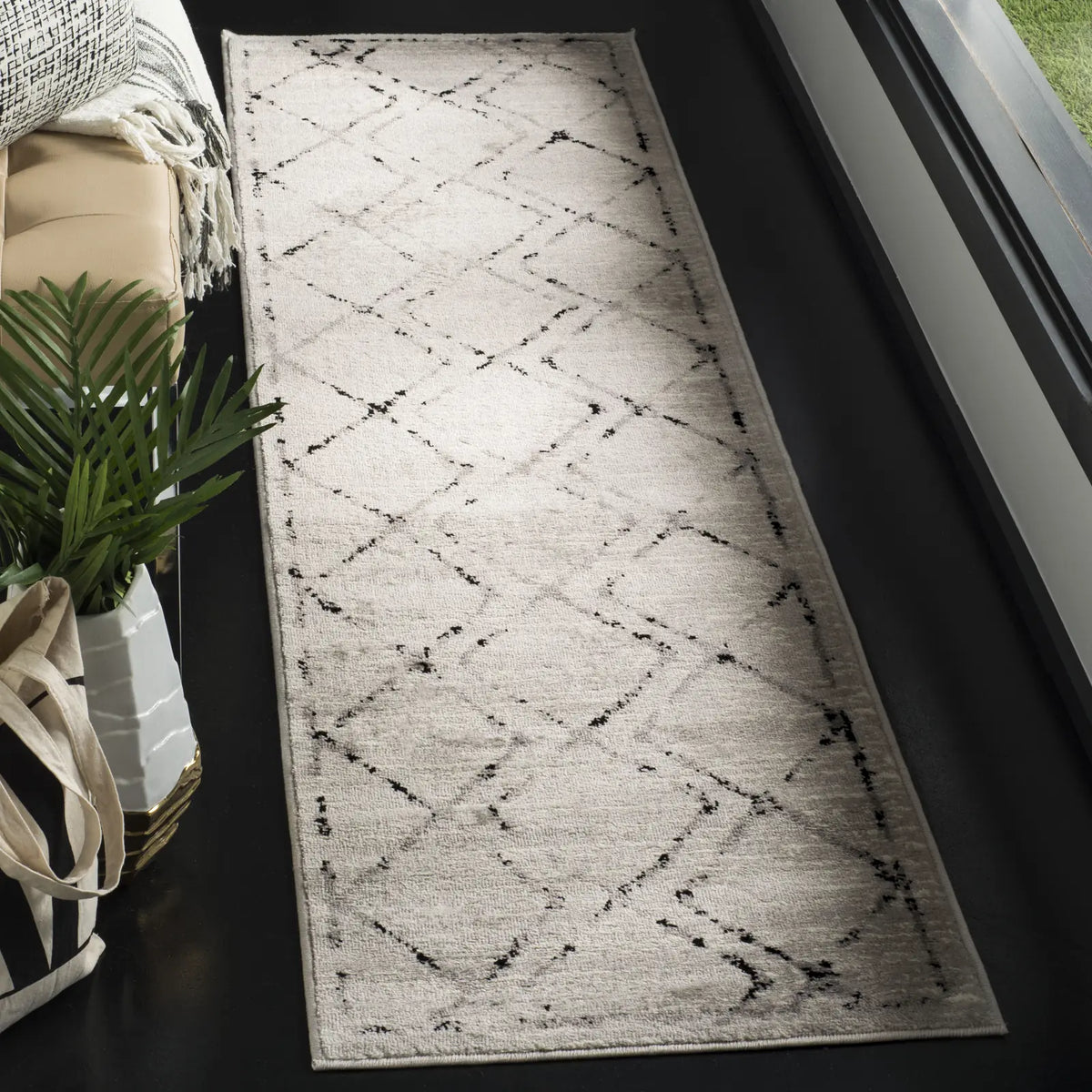 Safavieh Skyler 2'-0" x 10'-0" Rug in Ivory / Grey