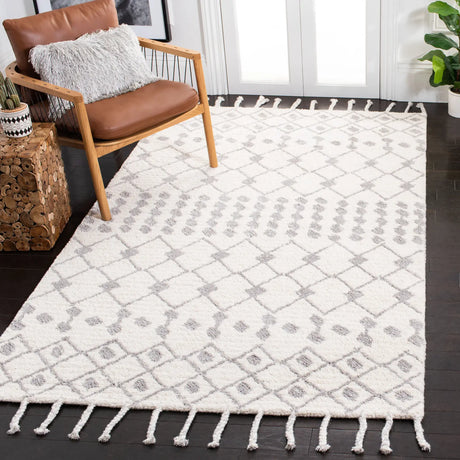 Safavieh Casablanca 5'-0" x 8'-0" Rug in Ivory / Silver