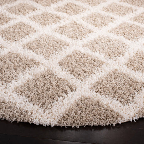 Safavieh Sgd-Dallas Shag 6'-0" x 6'-0" Rug in Beige / Ivory
