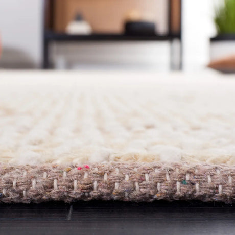 Safavieh Natura 4'-0" x 6'-0" Rug in Natural / Beige