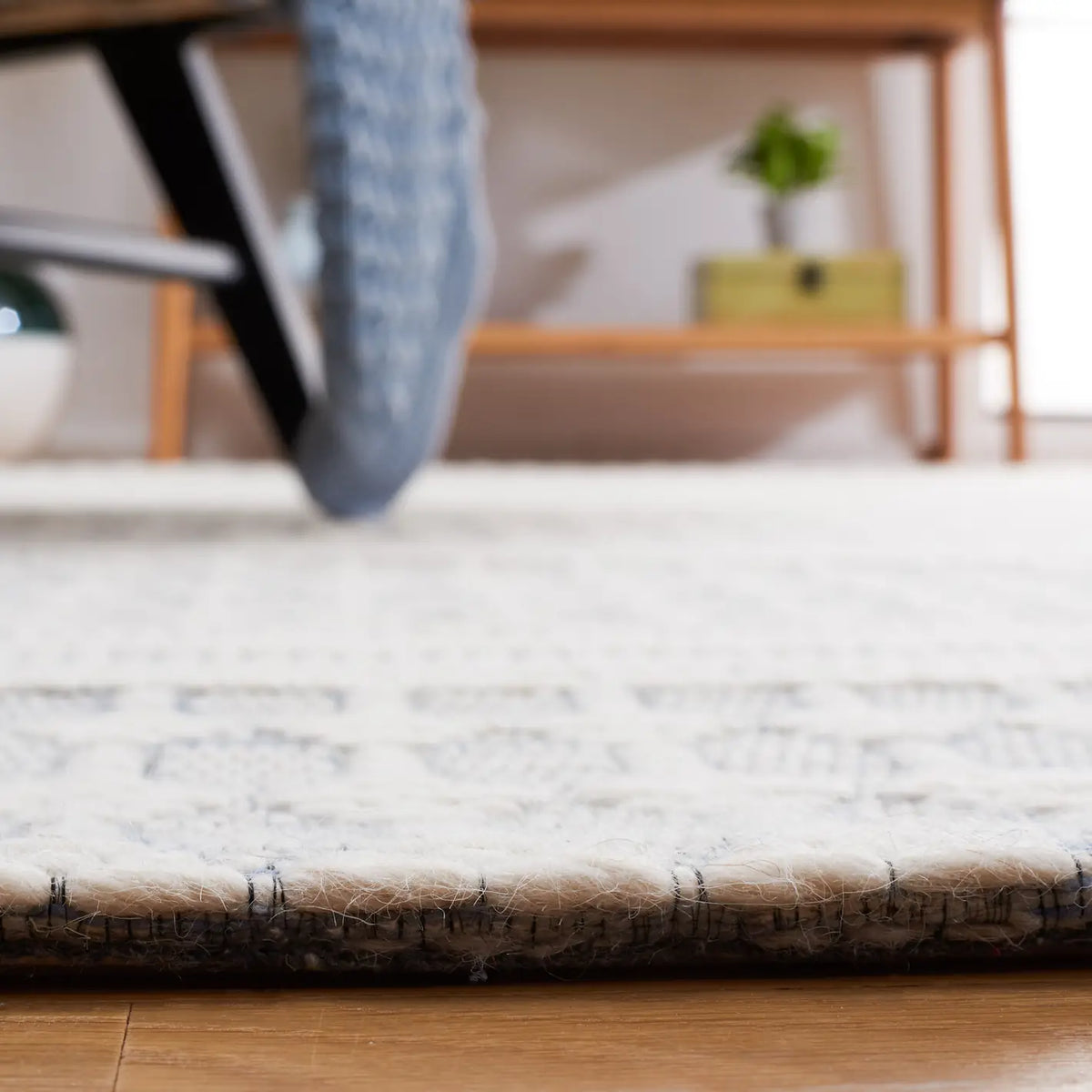 Safavieh Marbella 4'-0" x 6'-0" Rug in Navy / Ivory