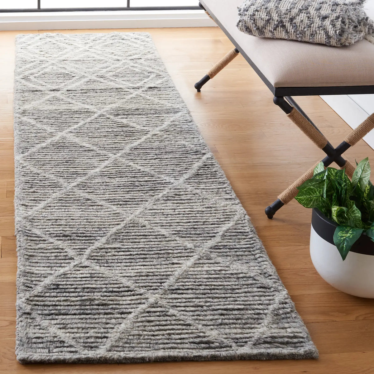 Safavieh Kenya 2'-3" x 9'-0" Rug in Grey / Ivory