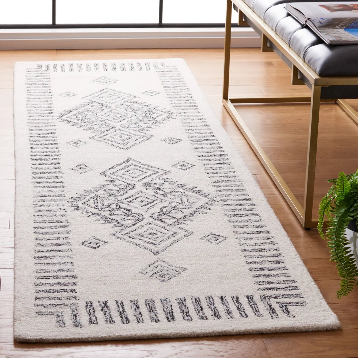 Safavieh Casablanca 2'-3" x 8'-0" Rug in Ivory / Black