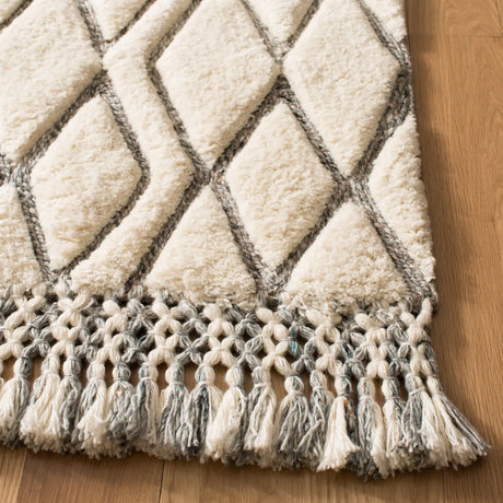 Safavieh Casablanca 5'-0" x 8'-0" Rug in Ivory / Grey