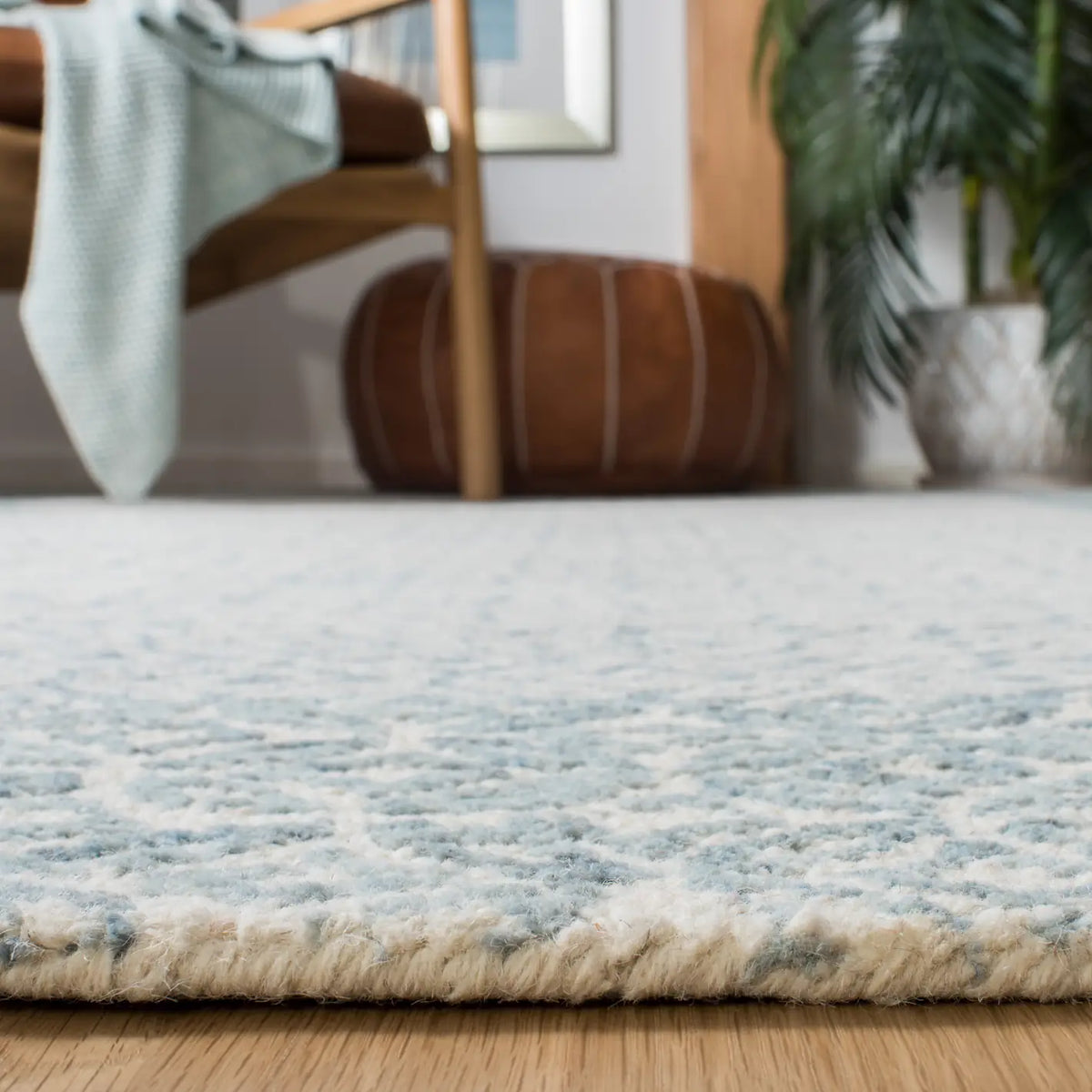 Safavieh Abstract 4'-0" x 6'-0" Rug in Blue / Ivory