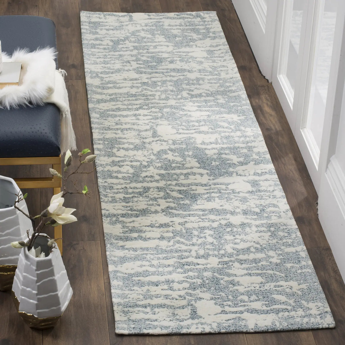 Safavieh Marbella 2'-3" x 8'-0" Rug in Blue / Ivory