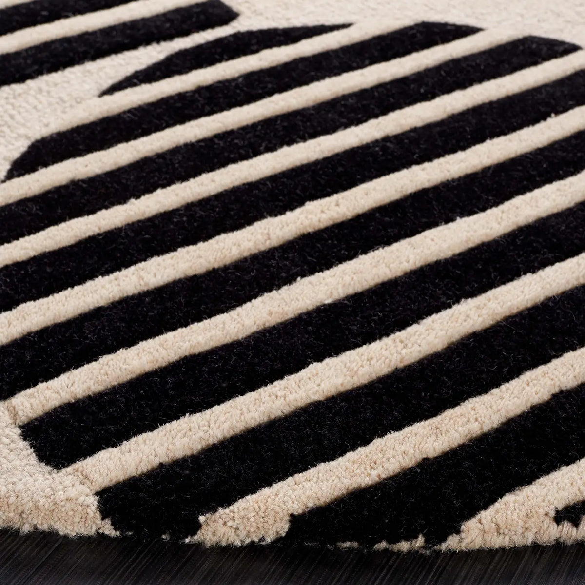 Safavieh Chatham 6'-0" x 6'-0" Rug in Ivory / Black