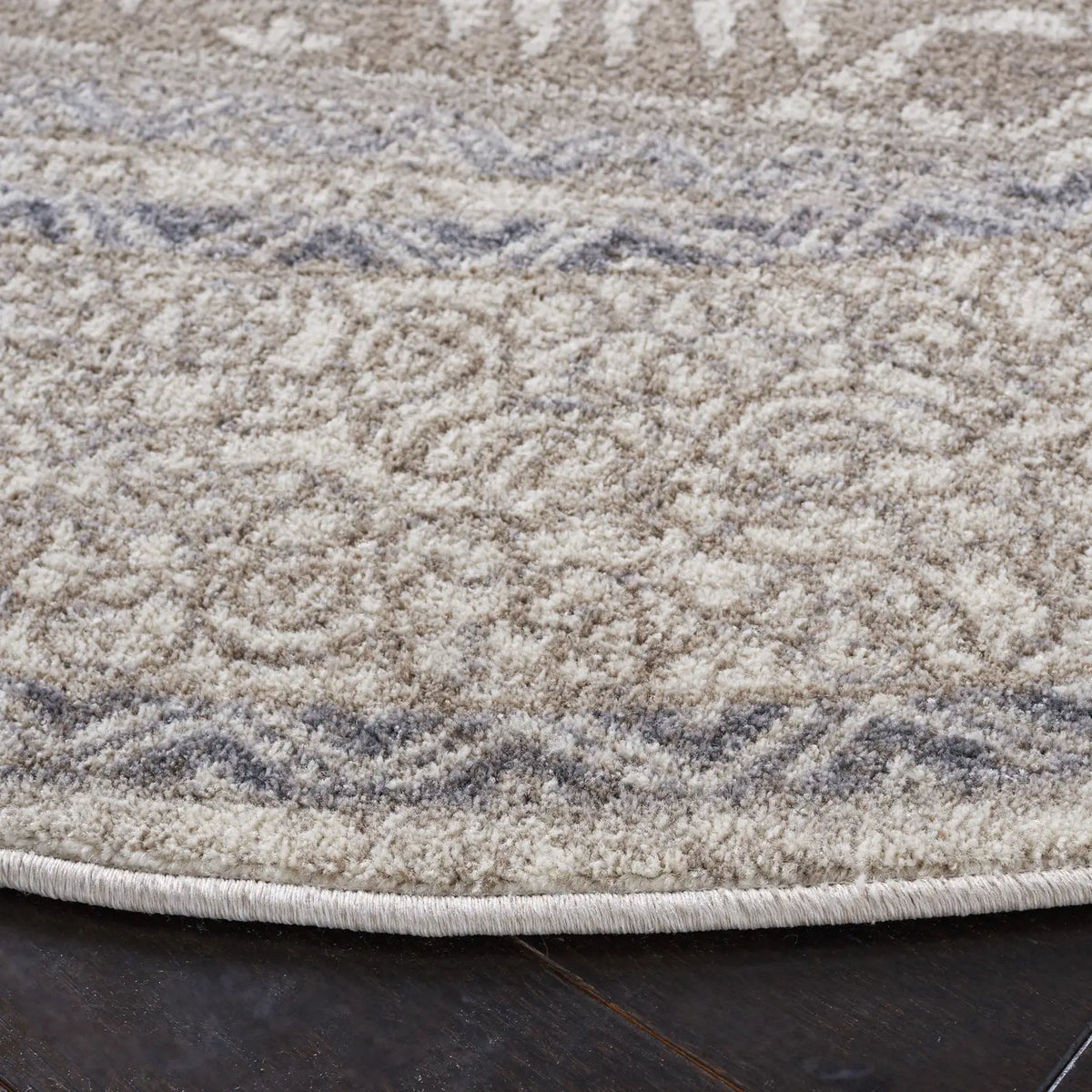 Safavieh Sofia 6'-7" x 6'-7" Rug in Ivory / Beige