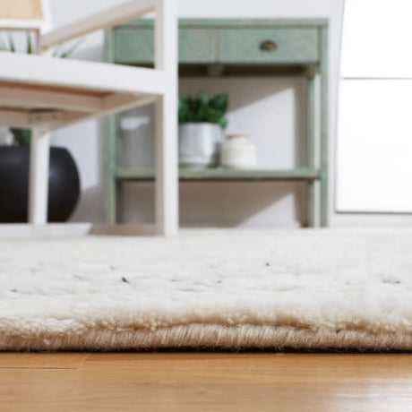 Safavieh Casablanca 4'-0" x 6'-0" Rug in Ivory / Black