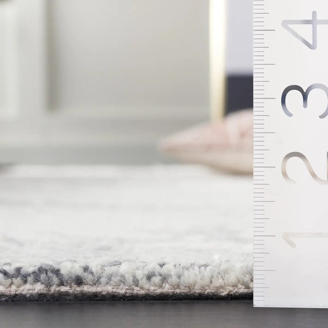 Safavieh Abstract 4'-0" x 6'-0" Rug in Grey / Ivory