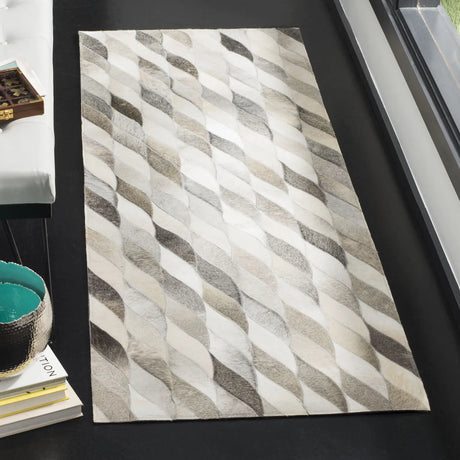 Safavieh Studio Leather 2'-3" x 7'-0" Rug in Ivory / Grey