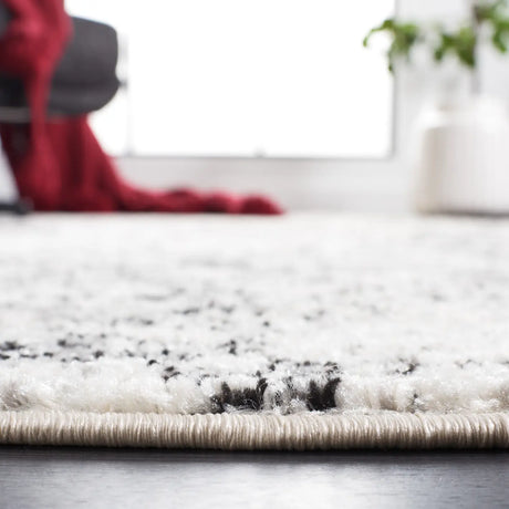 Safavieh Tulum 4'-0" x 6'-0" Rug in Ivory / Black