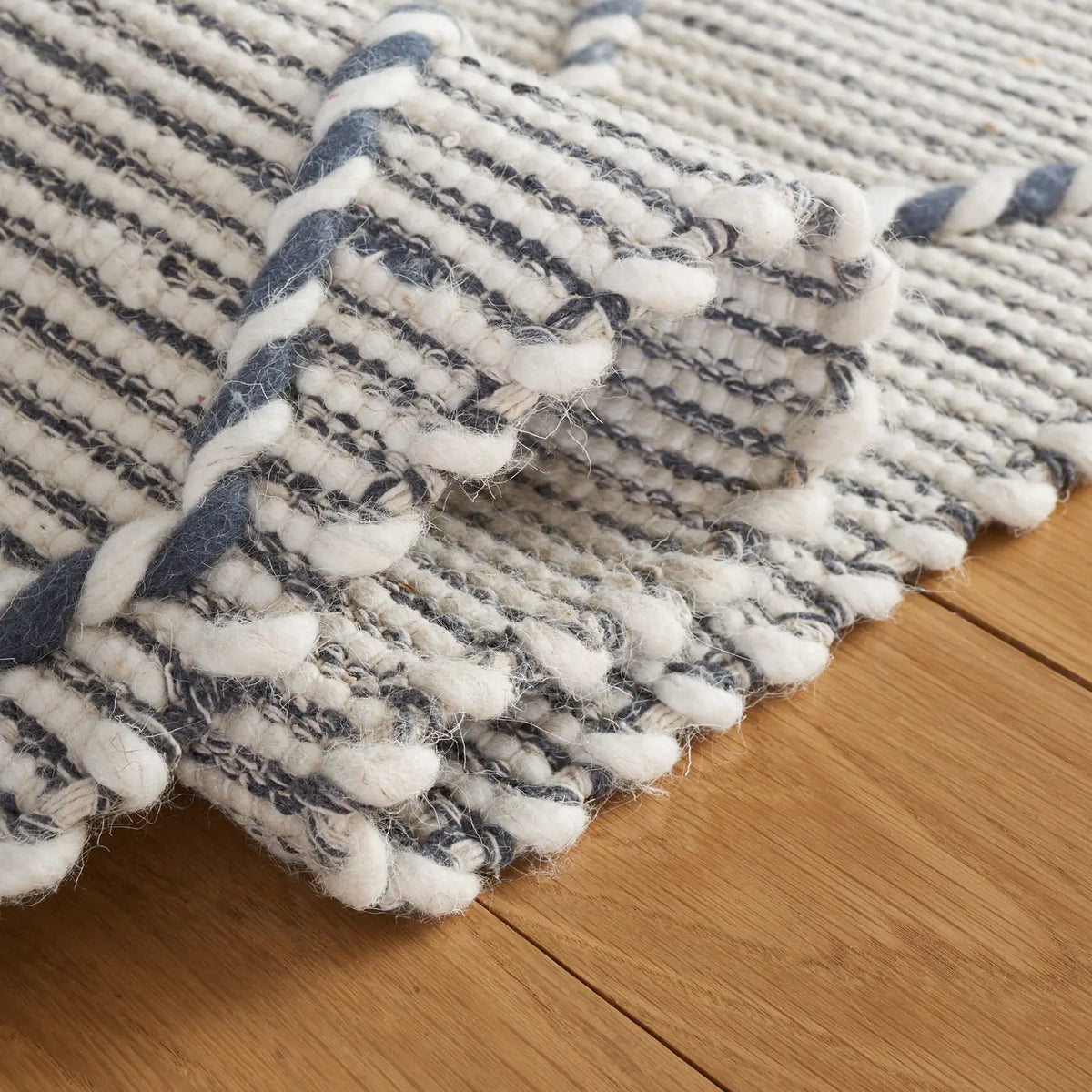 Safavieh Vermont 4'-0" x 6'-0" Rug in Ivory / Denim