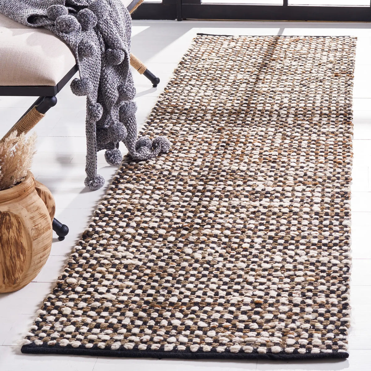 Safavieh Natura 2'-3" x 10'-0" Rug in Black / Ivory
