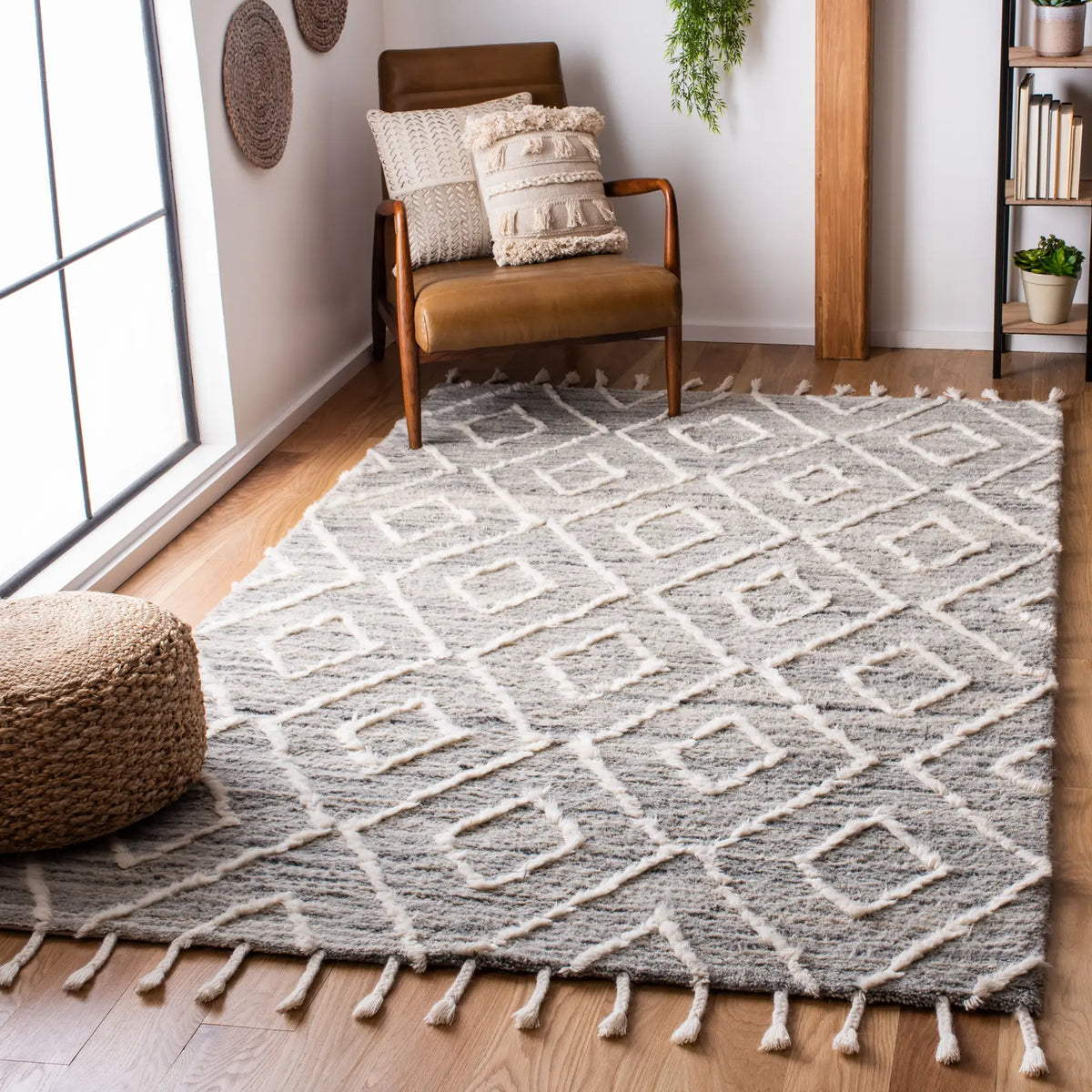 Safavieh Casablanca 4'-0" x 6'-0" Rug in Grey / Ivory
