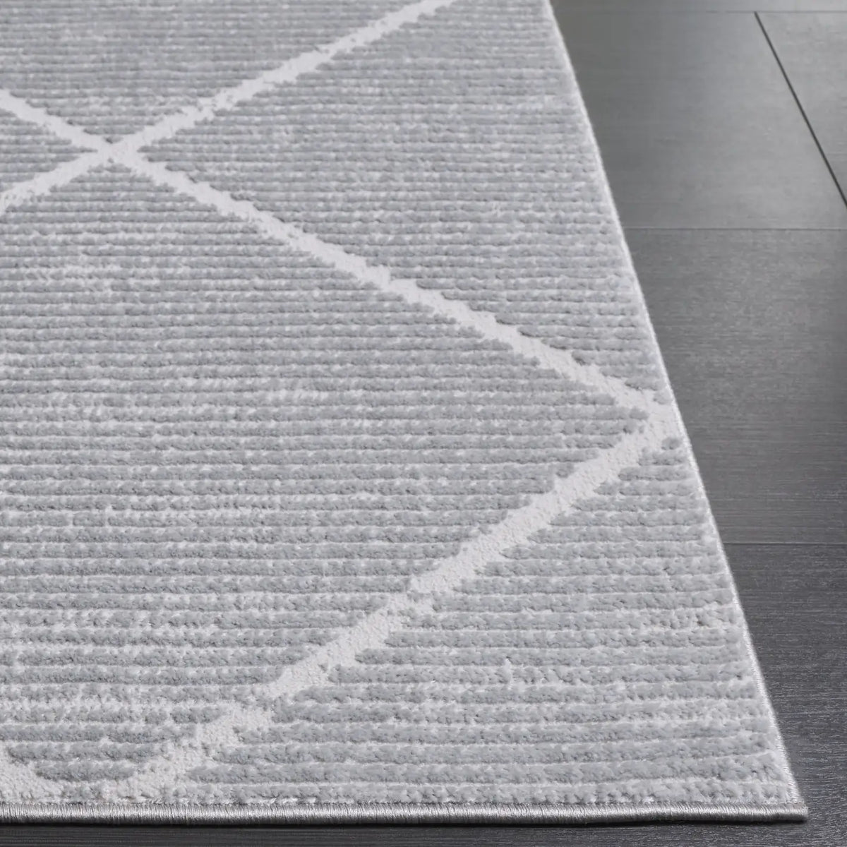 Safavieh Carter 4'-0" x 6'-0" Rug in Grey / Light Grey