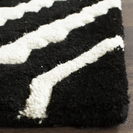 Safavieh Chatham 5'-0" x 8'-0" Rug in Black / Ivory