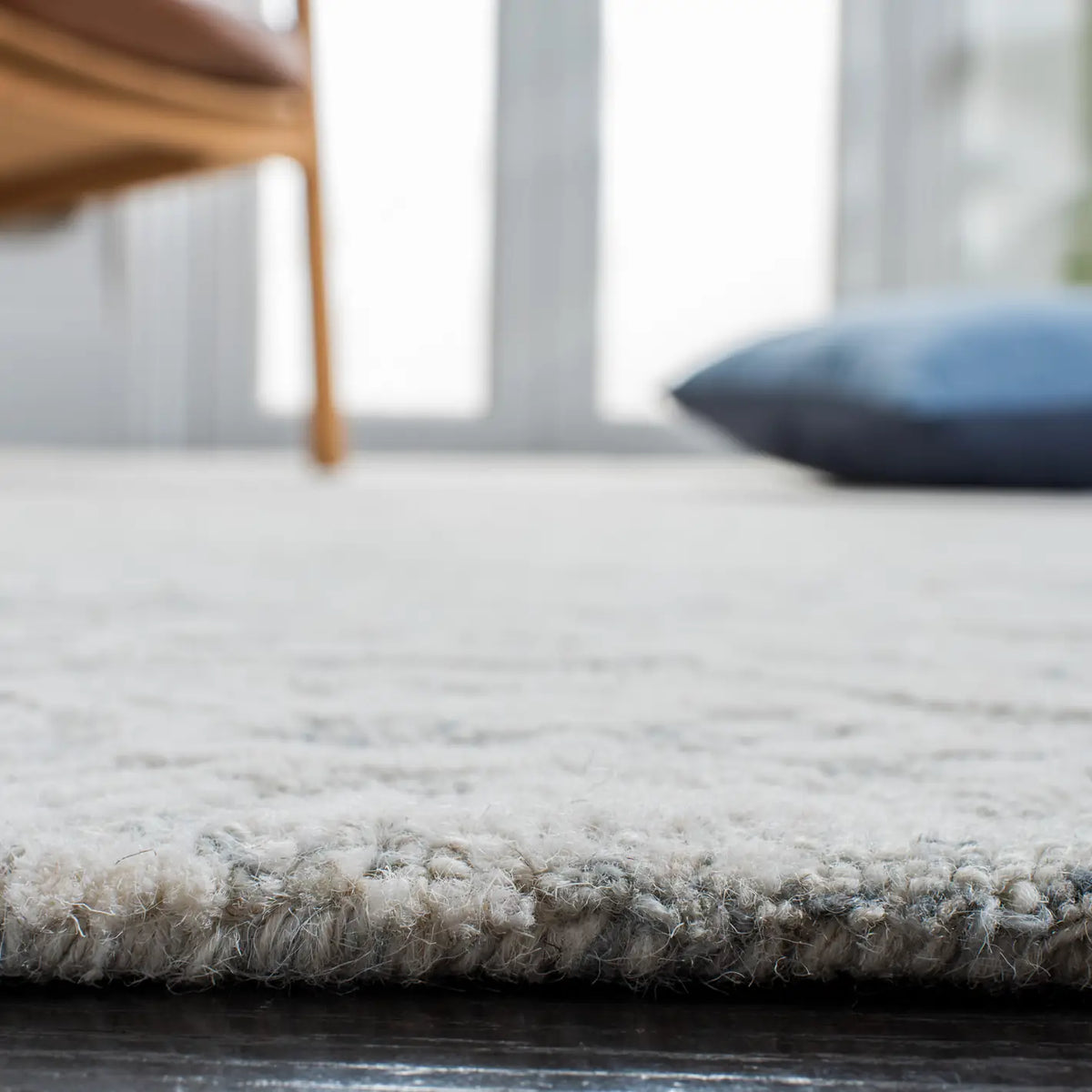 Safavieh Metro 4'-0" x 6'-0" Rug in Light Grey / Ivory