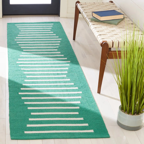 Safavieh Montauk 2'-3" x 8'-0" Rug in Dark Green / Ivory