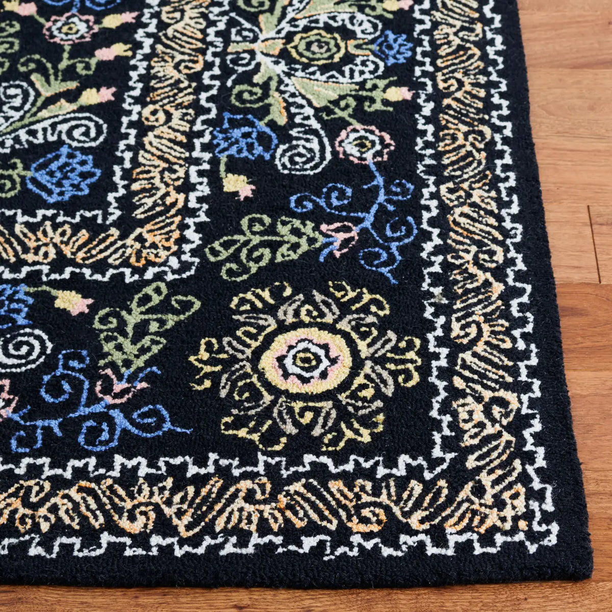 Safavieh Micro-Loop 5'-0" x 8'-0" Rug in Black / Green
