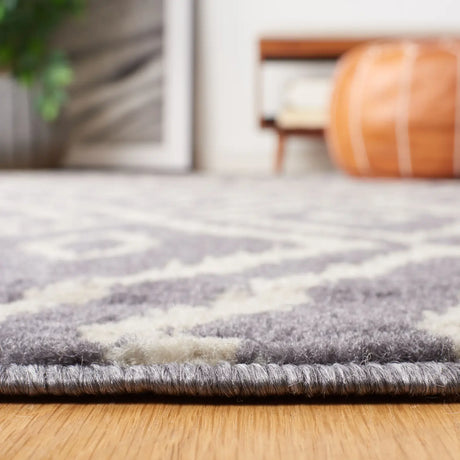 Safavieh Pyramid 4'-5" x 6'-5" Rug in Charcoal / Light Grey