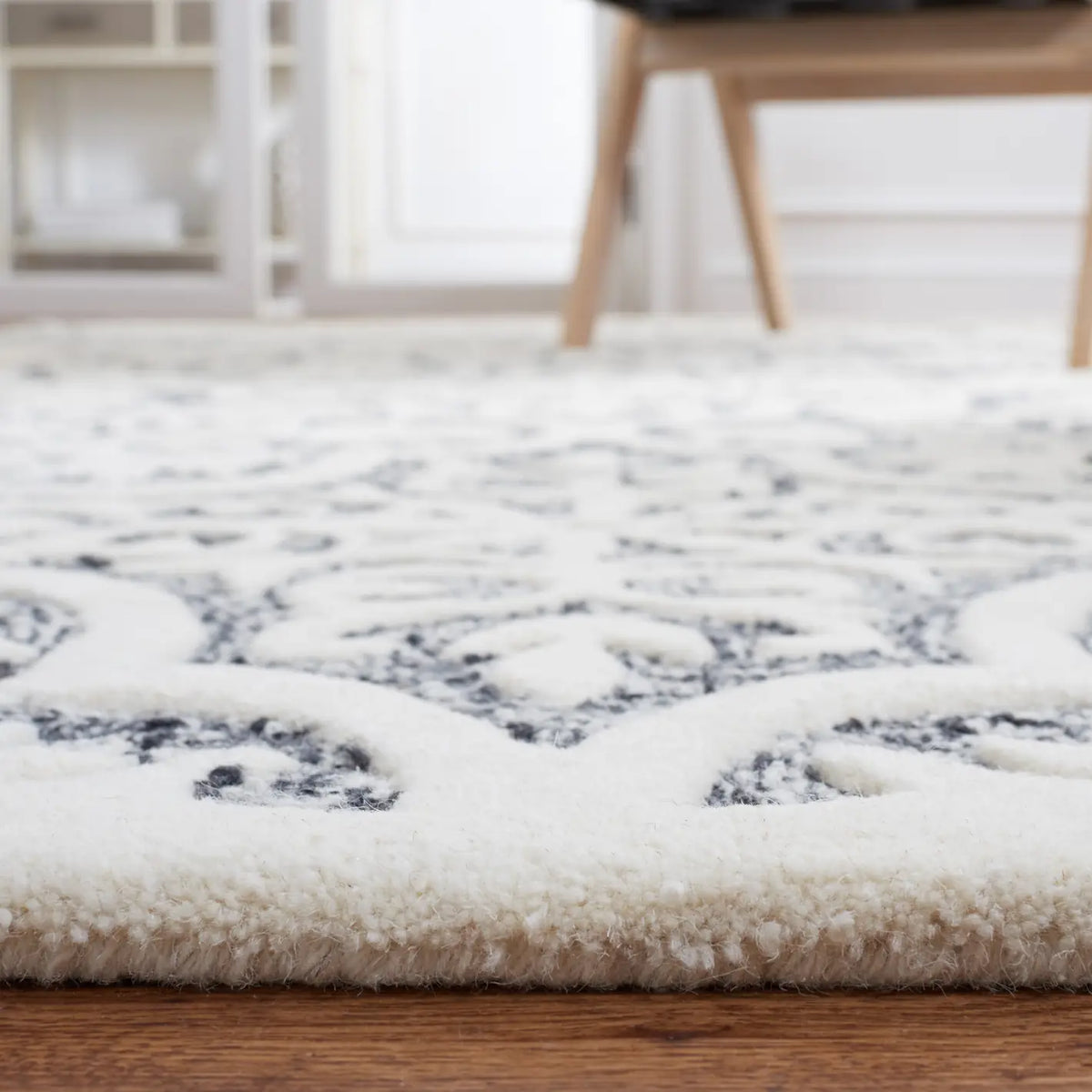 Safavieh Metro 4'-0" x 6'-0" Rug in Black / Ivory