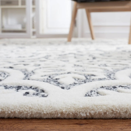 Safavieh Metro 4'-0" x 6'-0" Rug in Black / Ivory