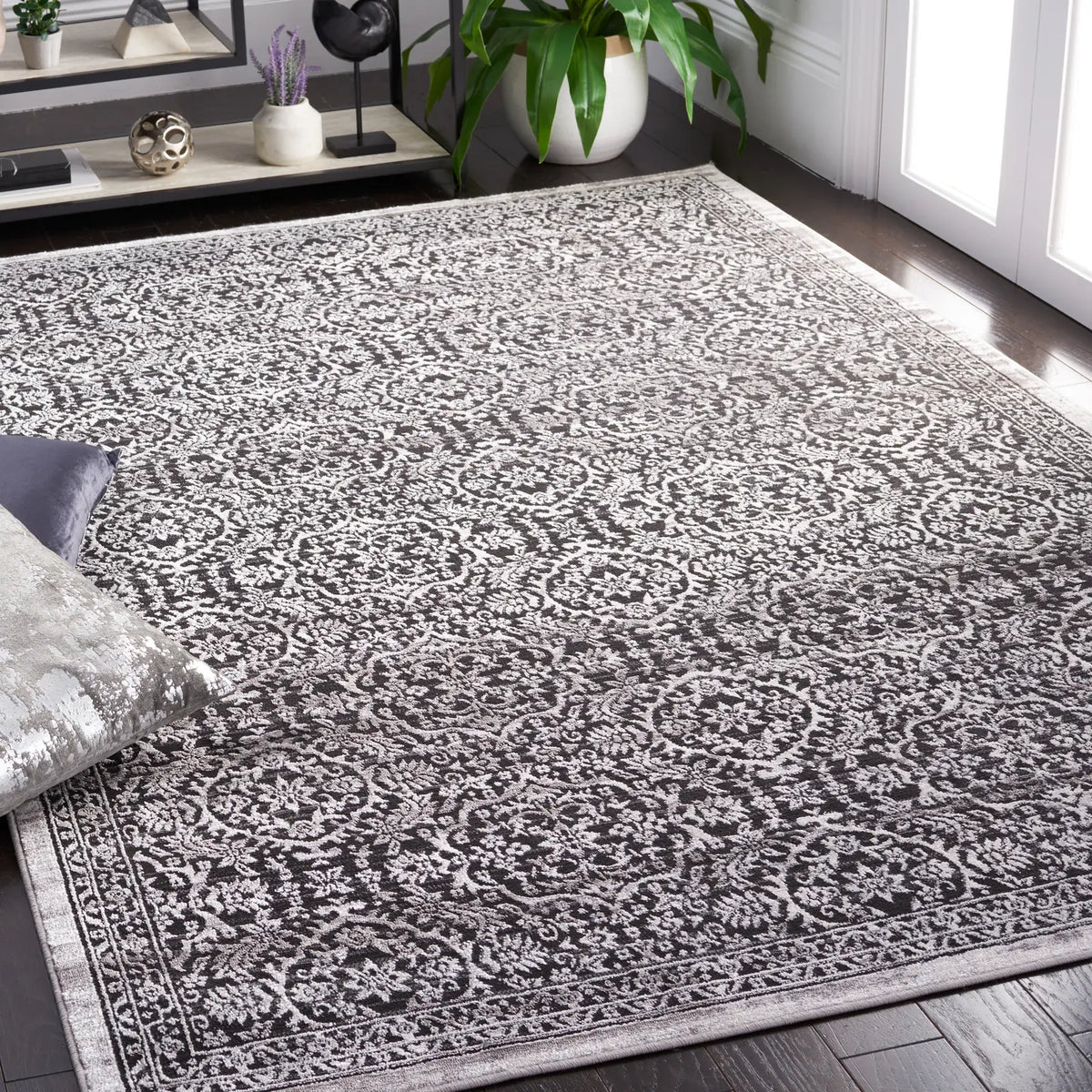 Safavieh Amelia 4'-5" x 6'-5" Rug in Charcoal / Ivory