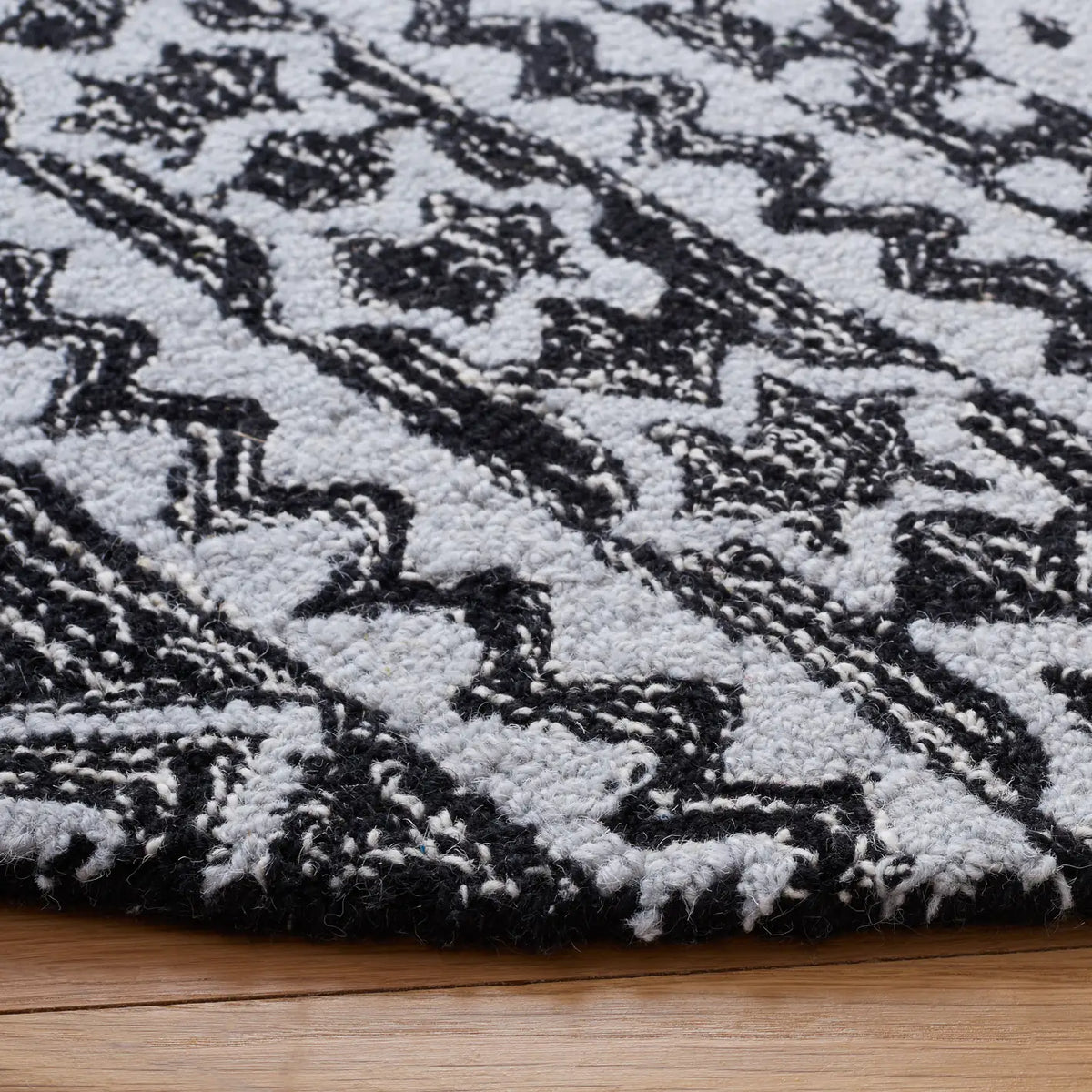 Safavieh Micro-Loop 5'-0" x 5'-0" Rug in Black / Grey