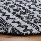 Safavieh Micro-Loop 5'-0" x 5'-0" Rug in Black / Grey