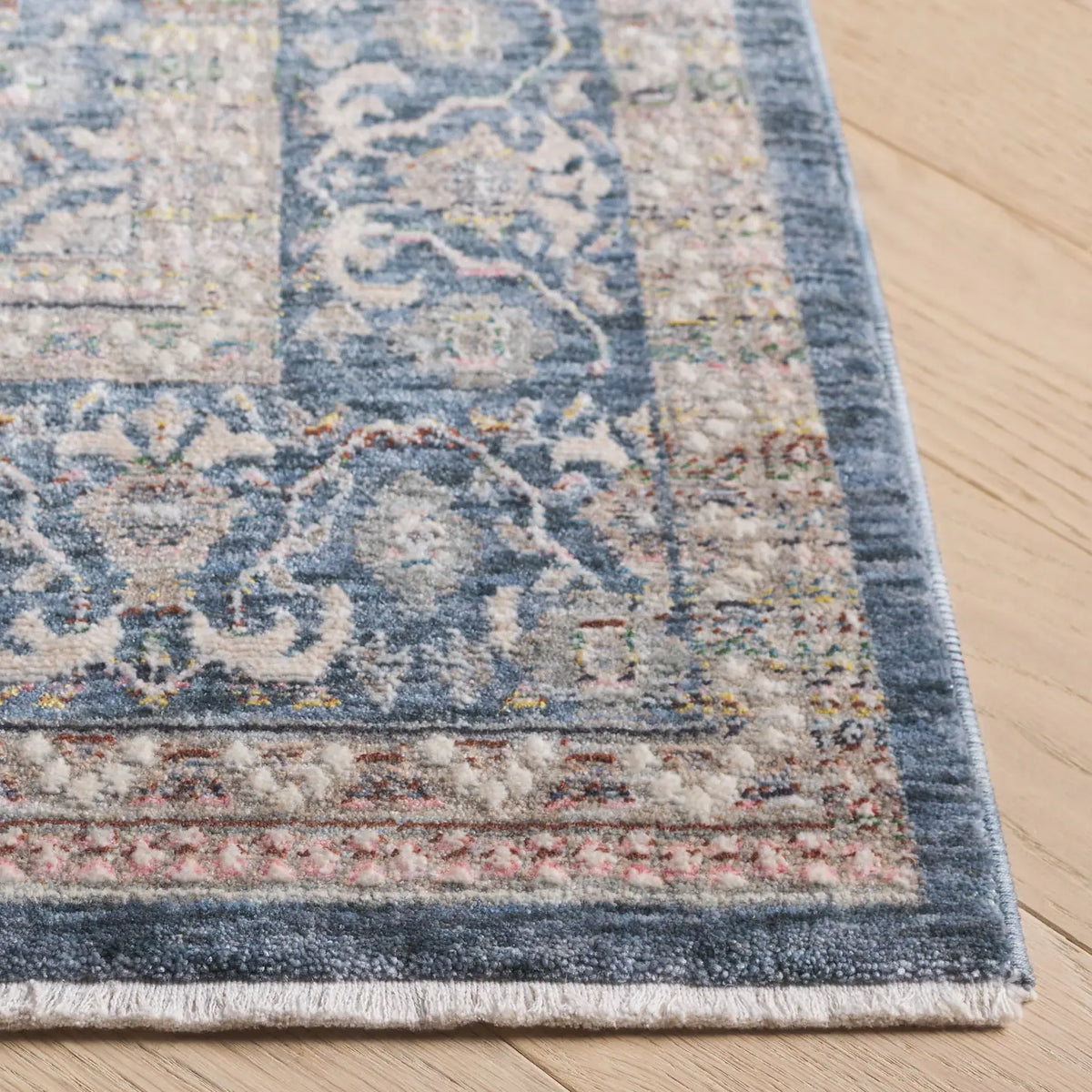 Safavieh Sutton 5'-0" x 8'-0" Rug in Navy / Beige