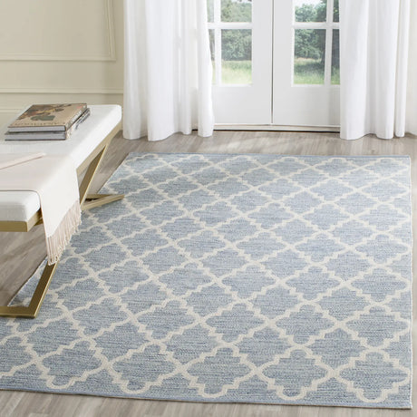 Safavieh Montauk 5'-0" x 7'-0" Rug in Light Blue / Ivory