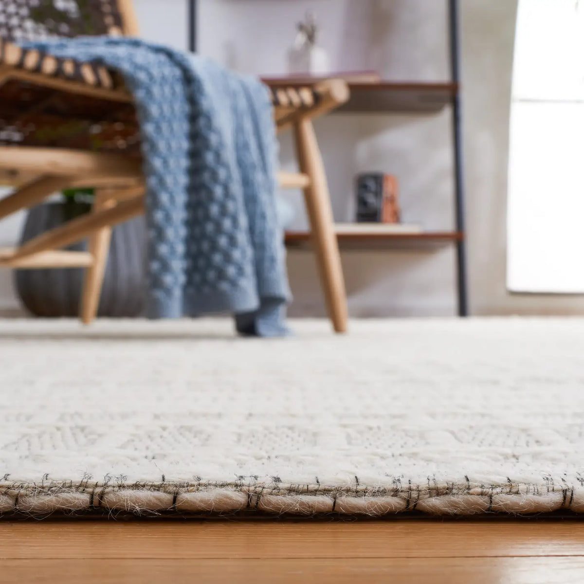 Safavieh Marbella 4'-0" x 6'-0" Rug in Ivory / Beige
