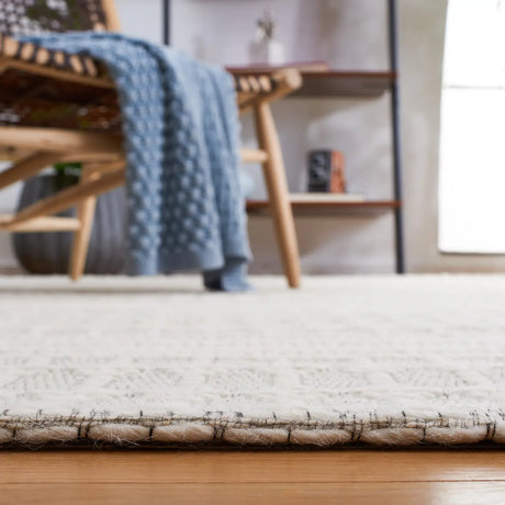 Safavieh Marbella 4'-0" x 6'-0" Rug in Ivory / Beige