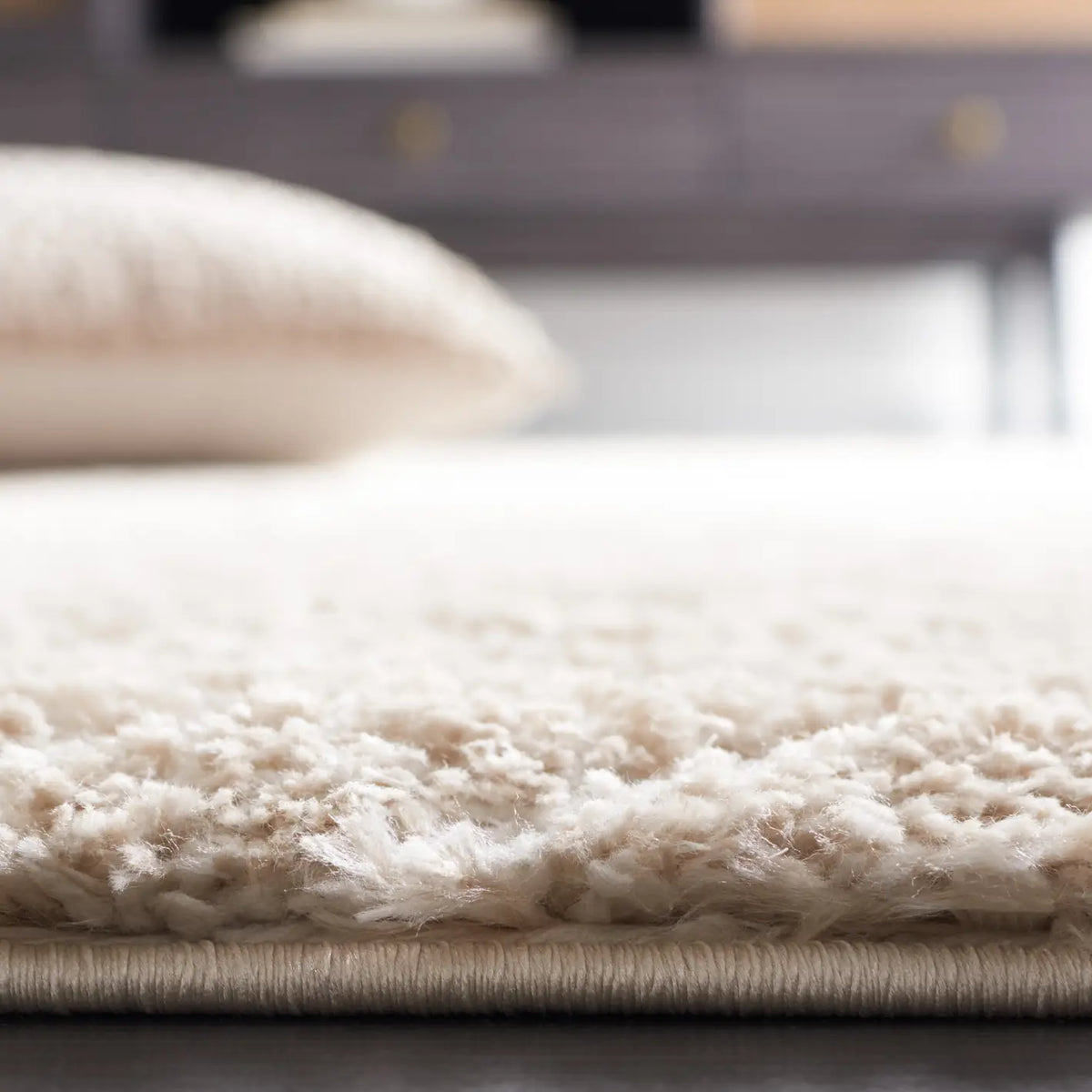 Safavieh Tahoe Shag 4'-0" x 6'-0" Rug in Beige