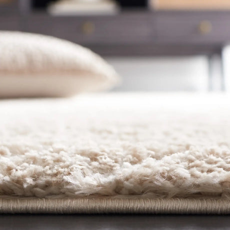 Safavieh Tahoe Shag 4'-0" x 6'-0" Rug in Beige