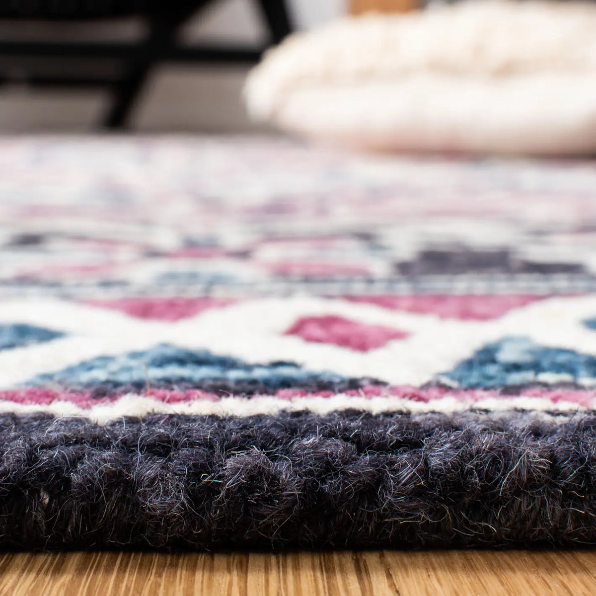 Safavieh Micro-Loop 4'-0" x 6'-0" Rug in Ivory / Pink