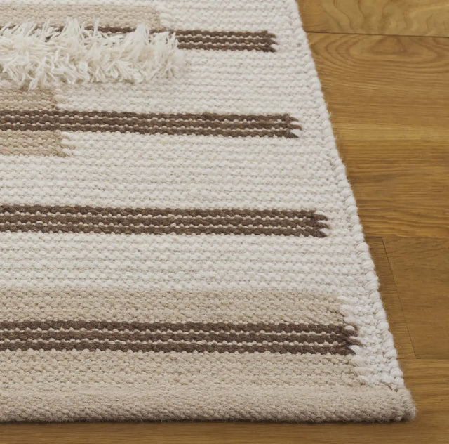 Safavieh Kenya 4'-0" x 6'-0" Rug in Beige / Ivory