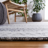 Safavieh Marbella 4'-0" x 6'-0" Rug in Ivory / Grey