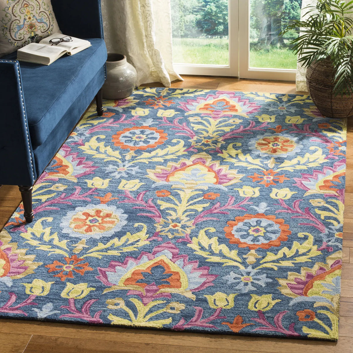 Safavieh Suzani 4'-0" x 6'-0" Rug in Blue / Multi